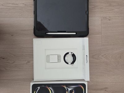 Mint condition 13' iPad Pro M4 256GB w/ new Pencil Pro & case