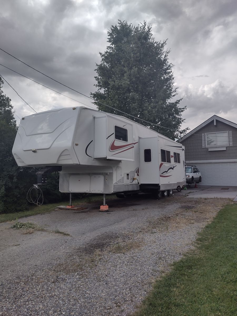2007 Attitude Eclipse 37ft 3axle toyhauler