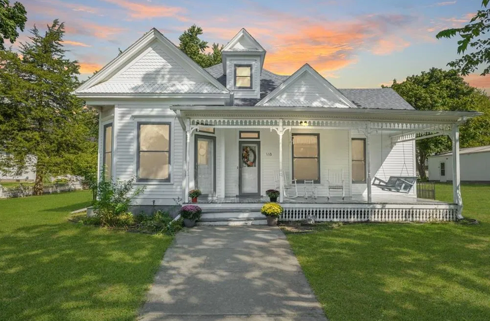 8-Bedroom Victorian Beauty in King City, MO!