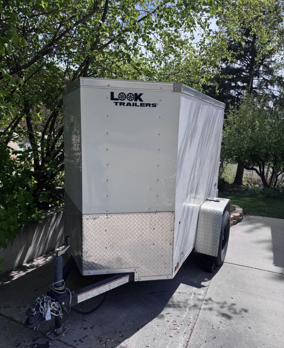 Enclosed utility trailer - great condition - 4Wx6Lx5H