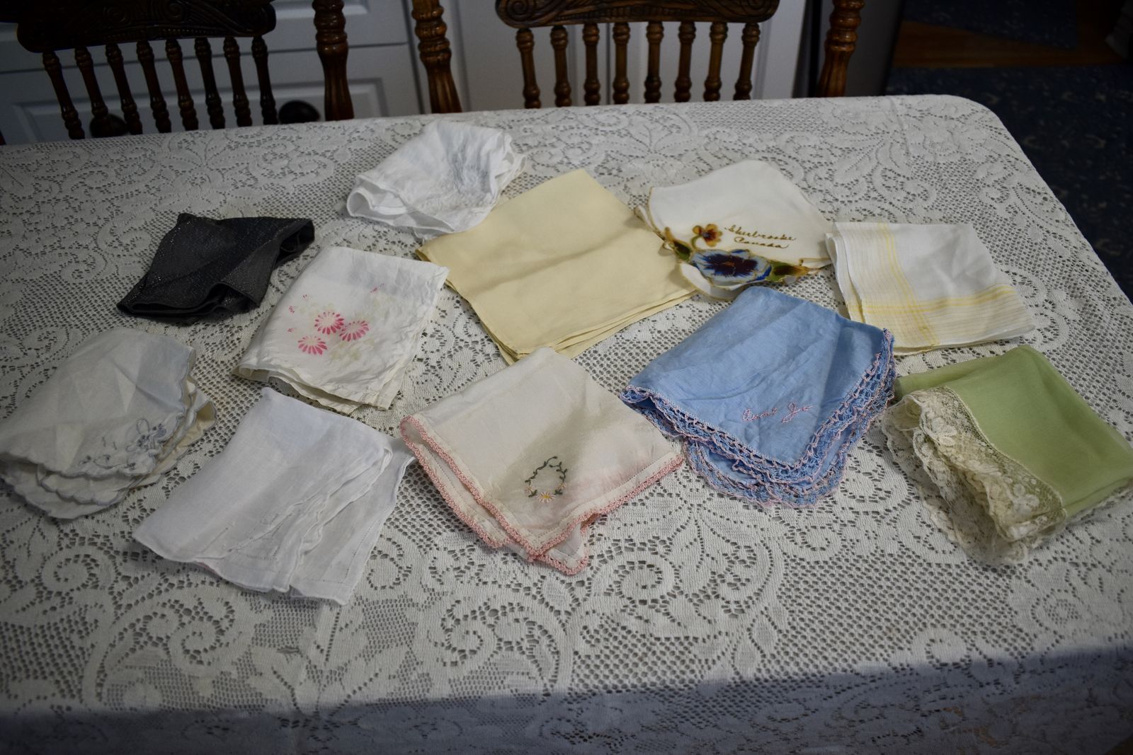 Several Very Pretty Vintage Handkerchiefs / Hankies Some With Crochet Edges- Great For Crafts!