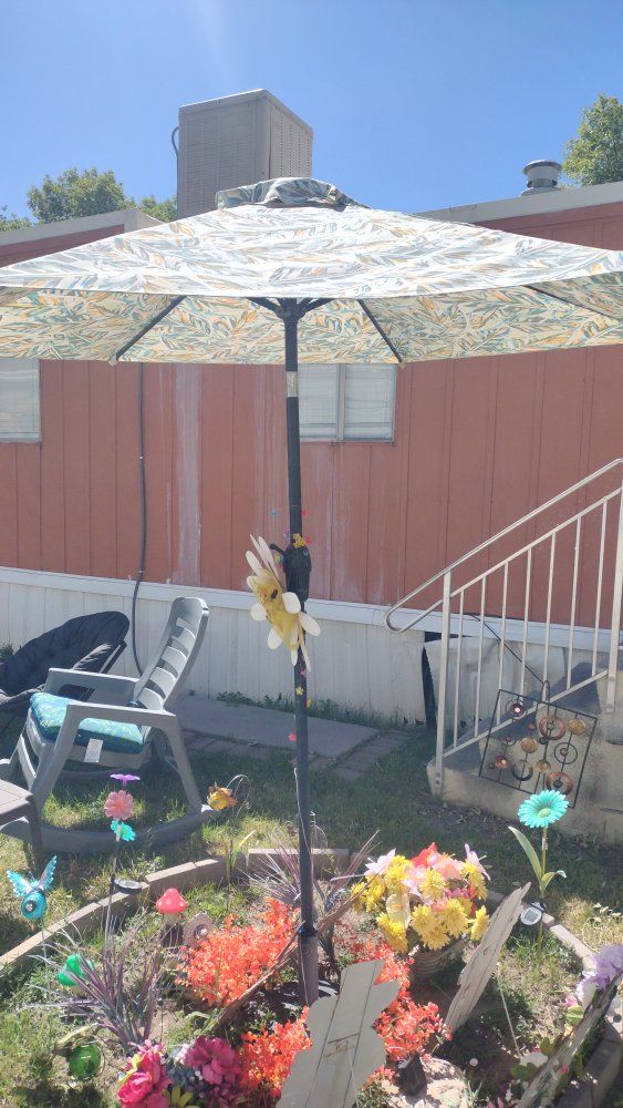 Patio Umbrella with Leaf Pattern - Outdoor Shade Solution