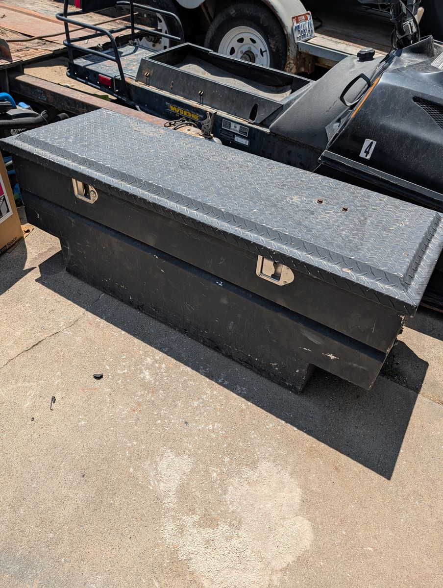 Truck tool box