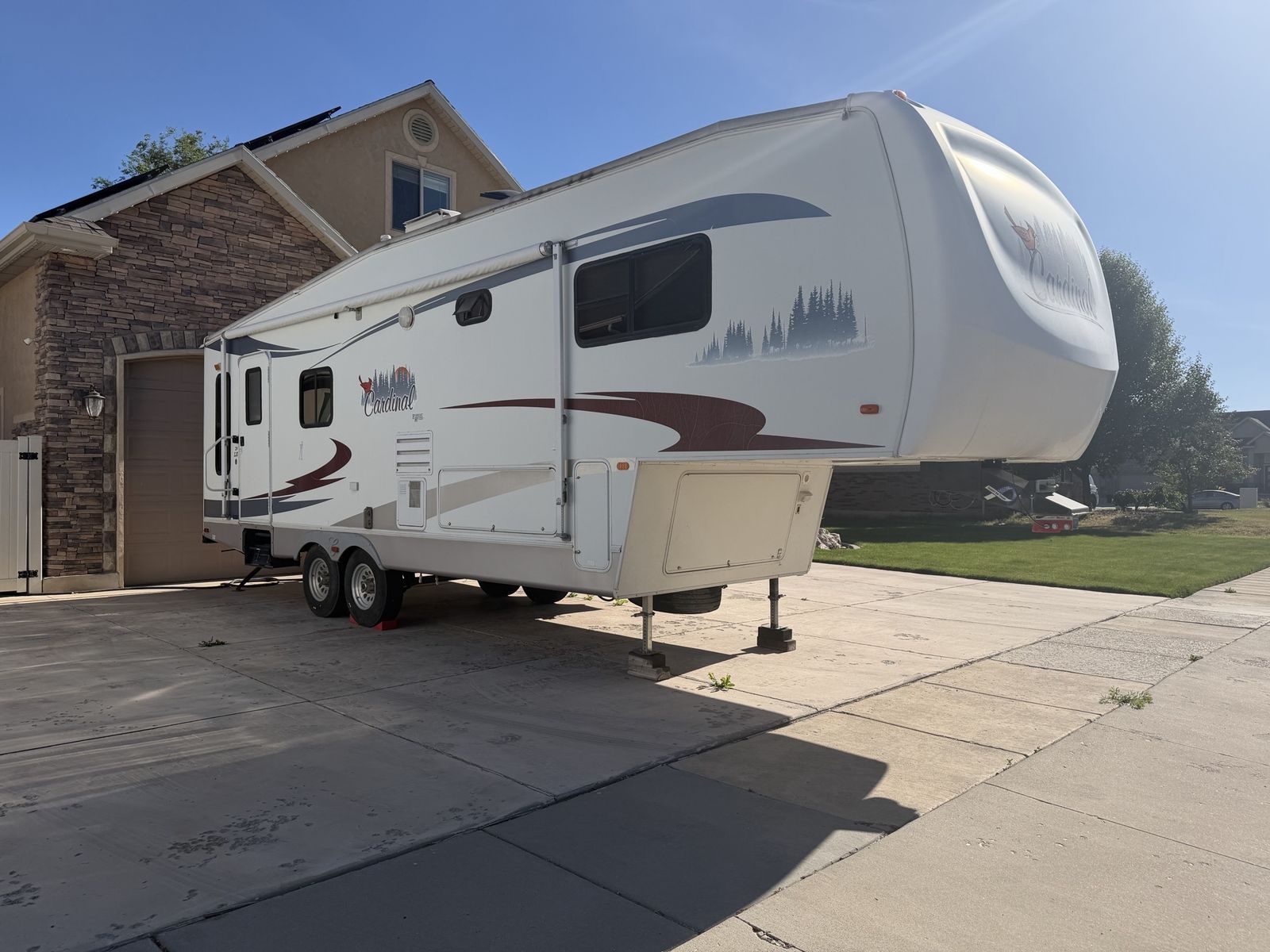 2005 29LE Forest River Cardinal 5th Wheel Travel Trailer - Spacious & Ready for Adventure!