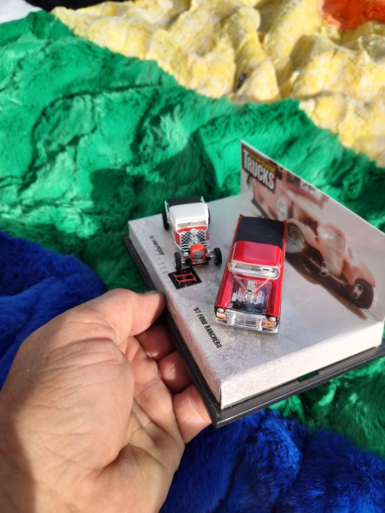 Hot Wheels Custom Classic Trucks Display '32 Ford Pickup & '57 Ford Ranchero Set