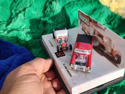 Hot Wheels Custom Classic Trucks Display '32 Ford Pickup & '57 Ford Ranchero Set