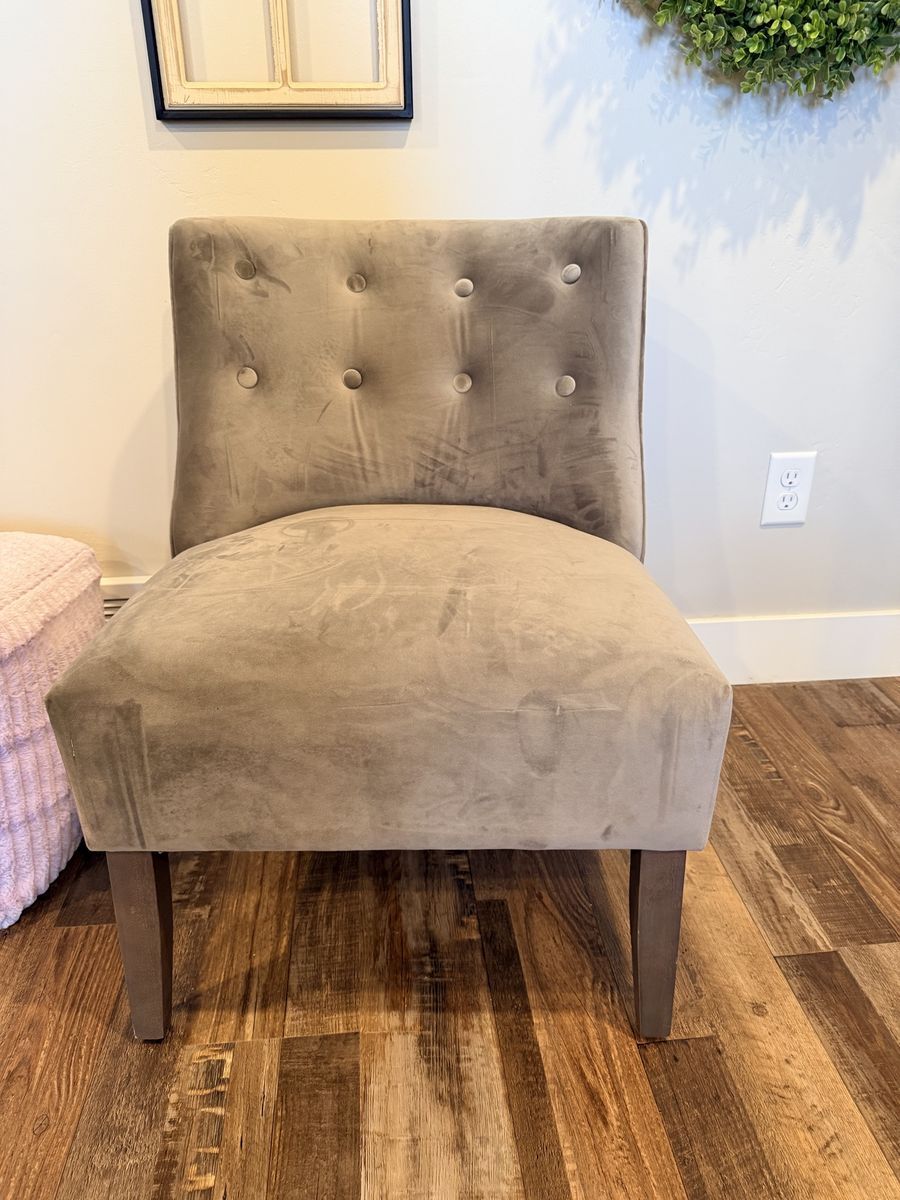 Accent chair. Grey. Light use. 