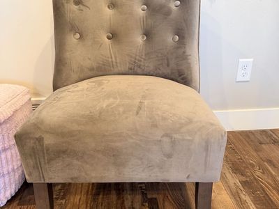 Accent chair. Grey. Light use.