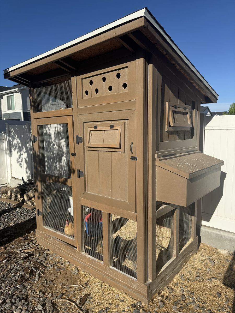 Chicken Coop W/ Run Built in - Automatic Open and Close Door - 7’ x 4 1/2’ - 3 Nesting Boxes - Tall Ceiling
