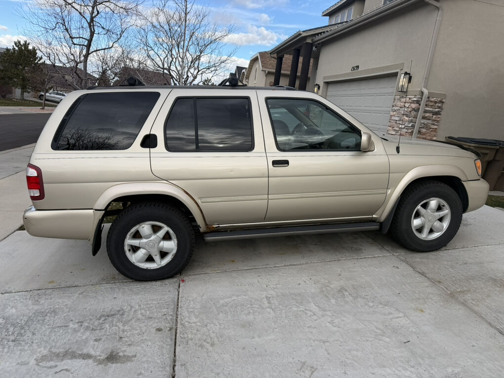 2001 NISSAN PATHFINDER LE