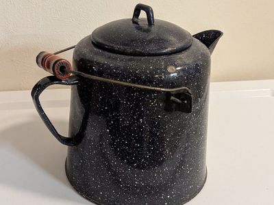 Lg vintageGraniteware blue speckled kettle