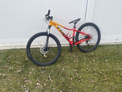 2022-Trek Marlin 7- Sz Small