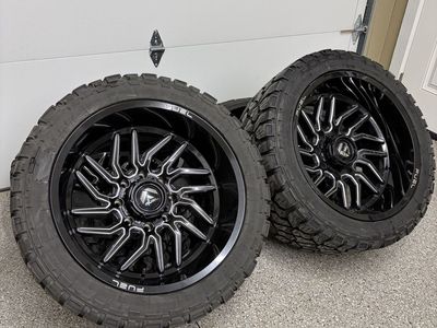 22x12 Fuel 8x180 Wheels On 33/12.50r22 Tires