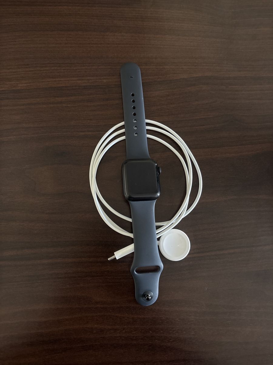 Apple Watch SE 2nd Generation 44mm with Sport Band and Charger