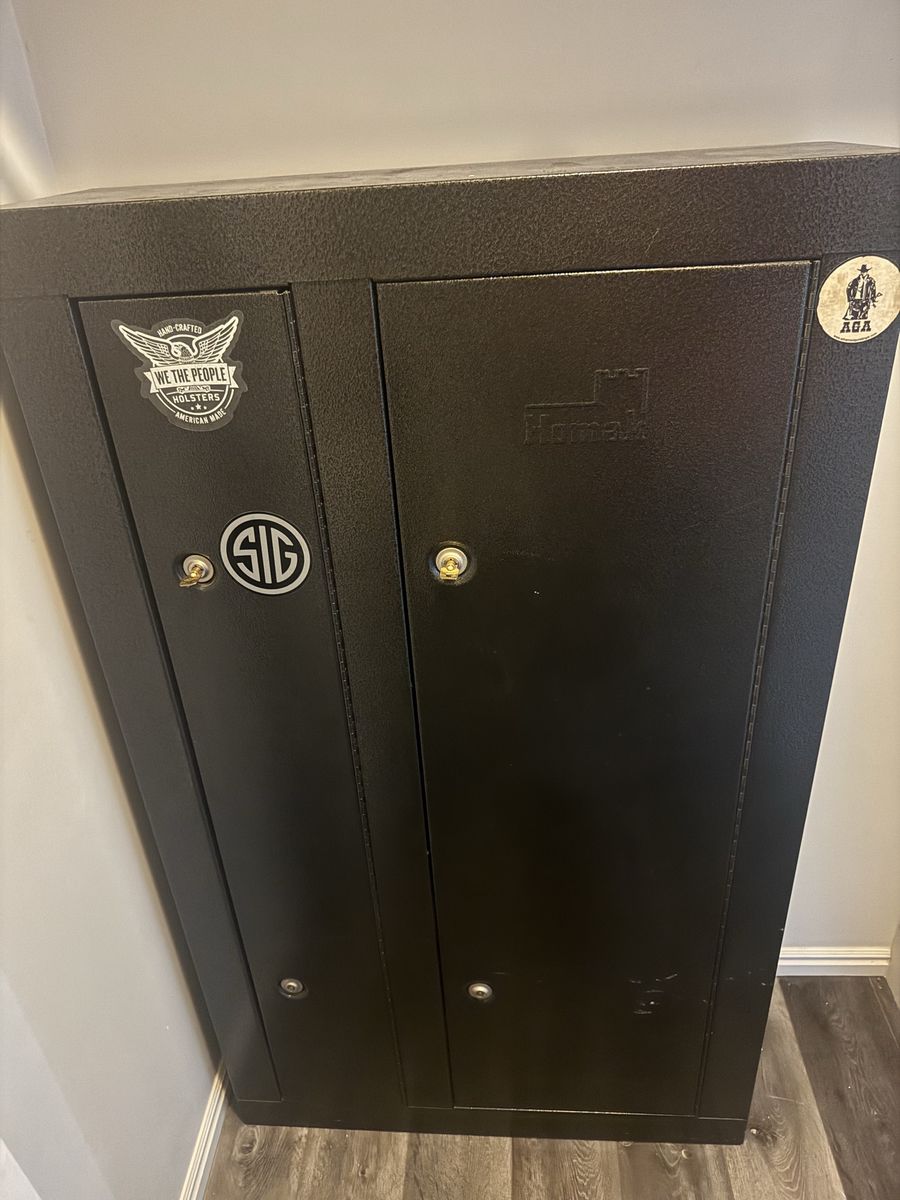 Homak 8-Gun Security Cabinet Safe with 3 Side Shelves - Excellent Condition