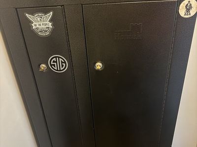 Homak 8-Gun Security Cabinet Safe with 3 Side Shelves - Excellent Condition