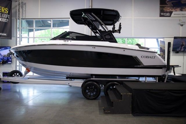 2025 Cobalt R6 SURF Boats