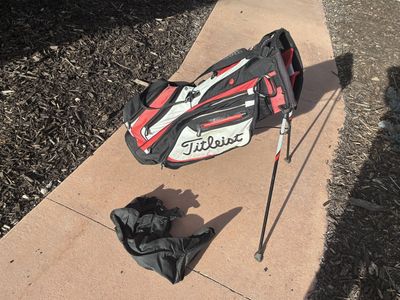 Titleist lightweight 4-way stand golf bag (red/black/white)