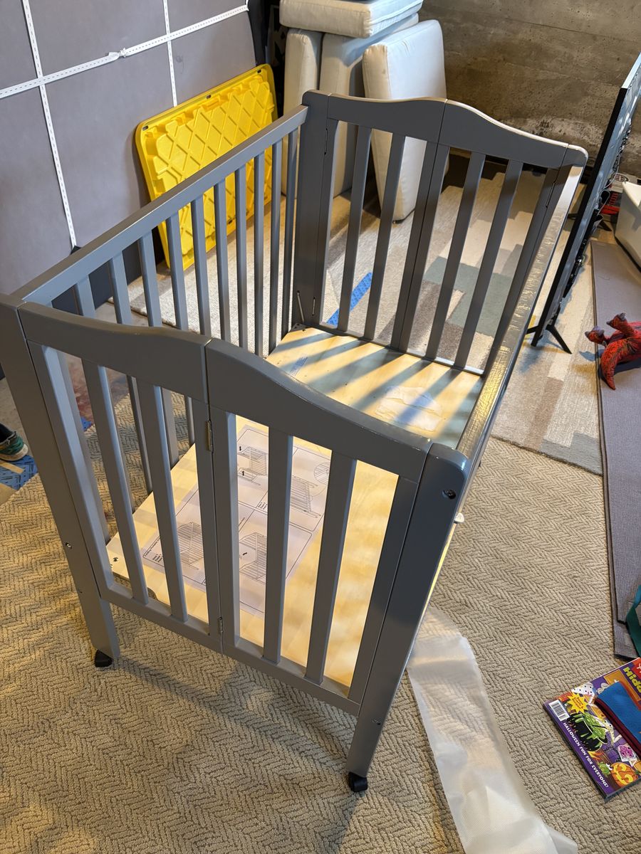 Mini Crib, foldable W/matress