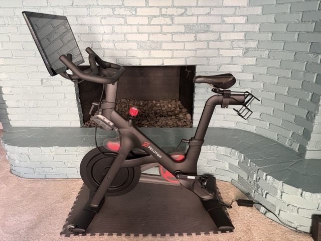 Peloton Exercise Bike Gen 2 in Excellent Condition