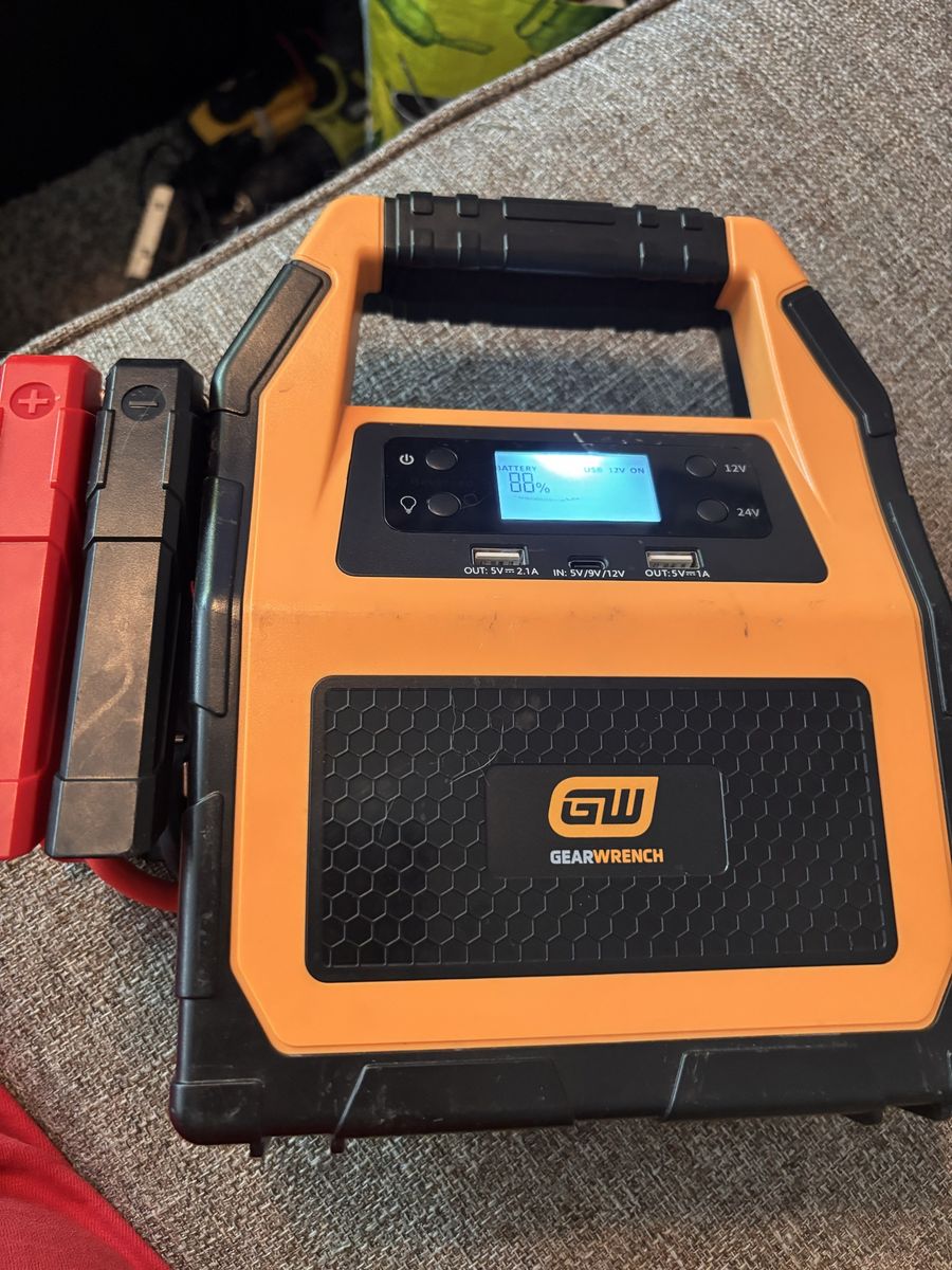 GEARWRENCH Portable Power Station Jump Starter 12V/24V 88% Battery USB Ports
