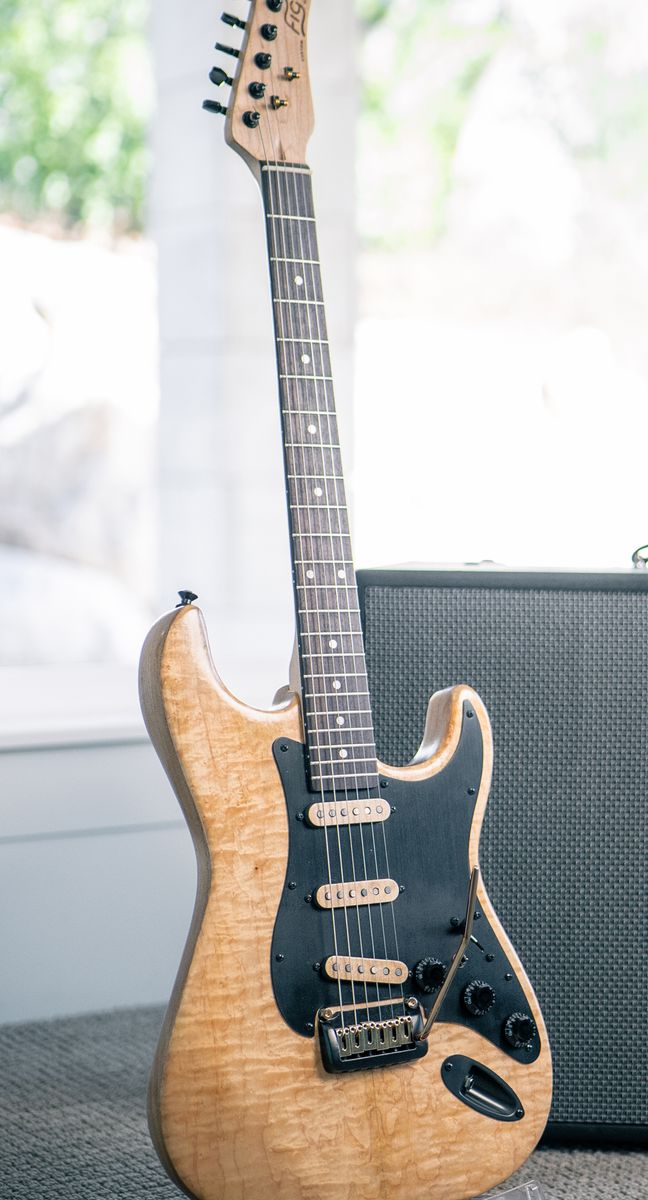 Stratos - Fig Custom Guitars Stratocaster Style Flame Maple & Ash