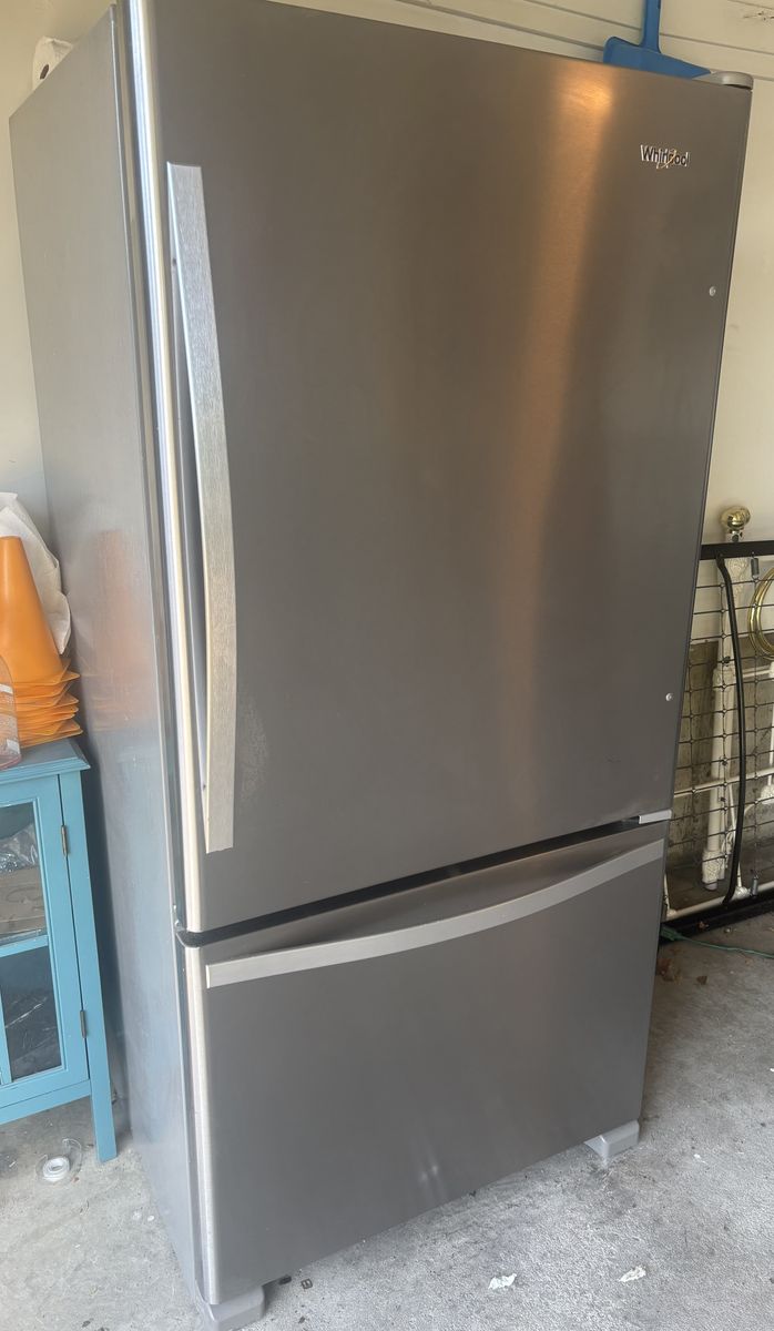 Whirlpool 22 cu ft Stainless Steel Refrigerator (Bottom Freezer, Excellent Condition)