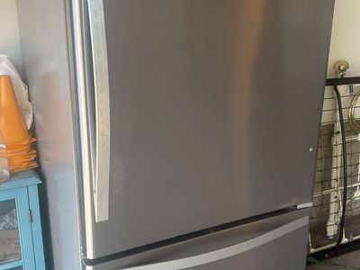 Whirlpool 22 cu ft Stainless Steel Refrigerator (Bottom Freezer, Excellent Condition)