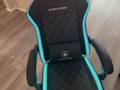 GTRACING GT099 LED Gaming Chair with Footrest - Black & light up