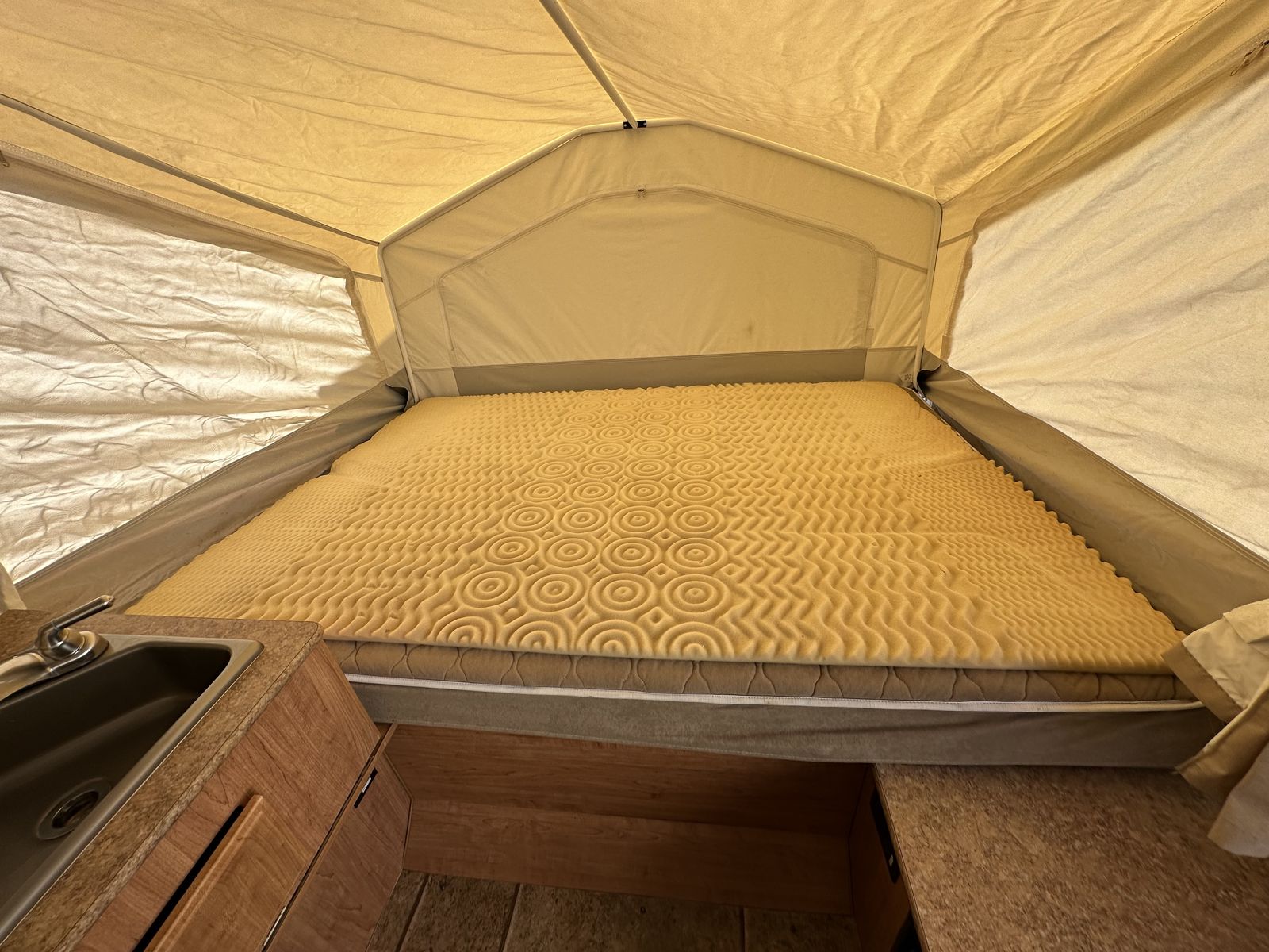 ClEAN, Well kept and stored in covered parking. Rockwood Freedom camper