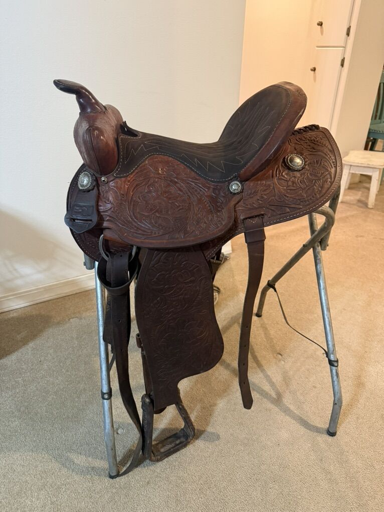 15 Lightweight Tooled Saddle