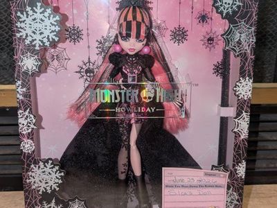Monster High Howliday Winter Edition Draculaura Doll - Brand New in Box (NIB)