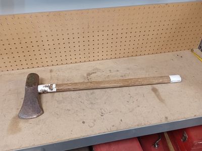 Wood splitting maul