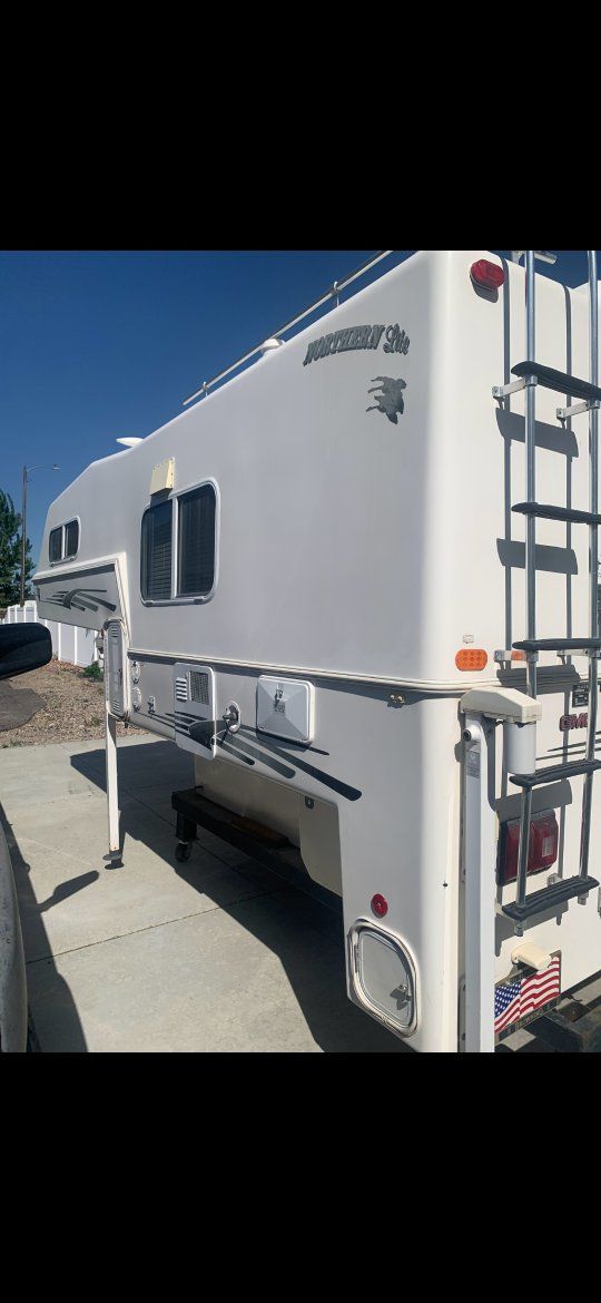 2000 Northern Lite classic 8.5 foot camper $12,500
