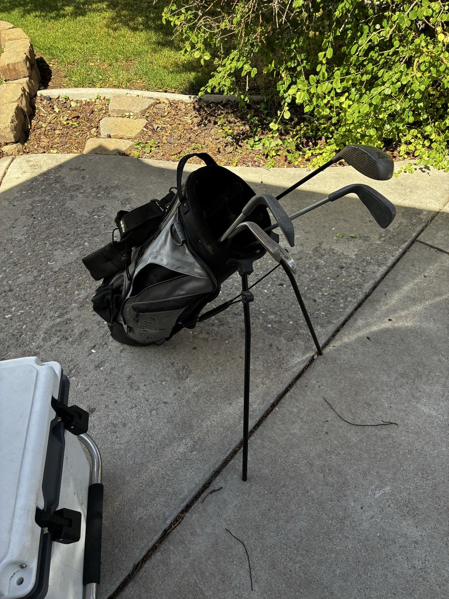 Kids golf bag *FOR SALE* can’t get it to not say rent