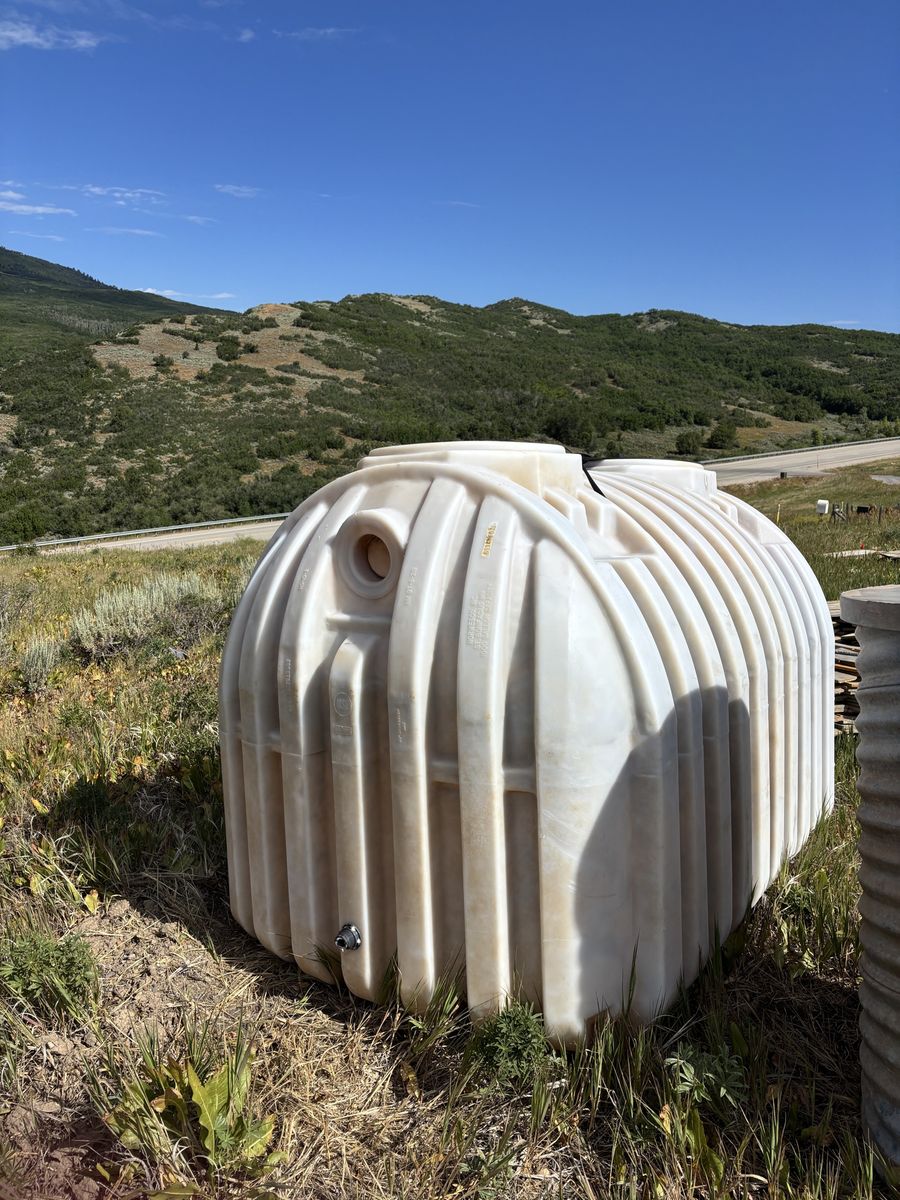 Large 1000 Gallon Capacity Cistern Tank - Durable Plastic Construction
