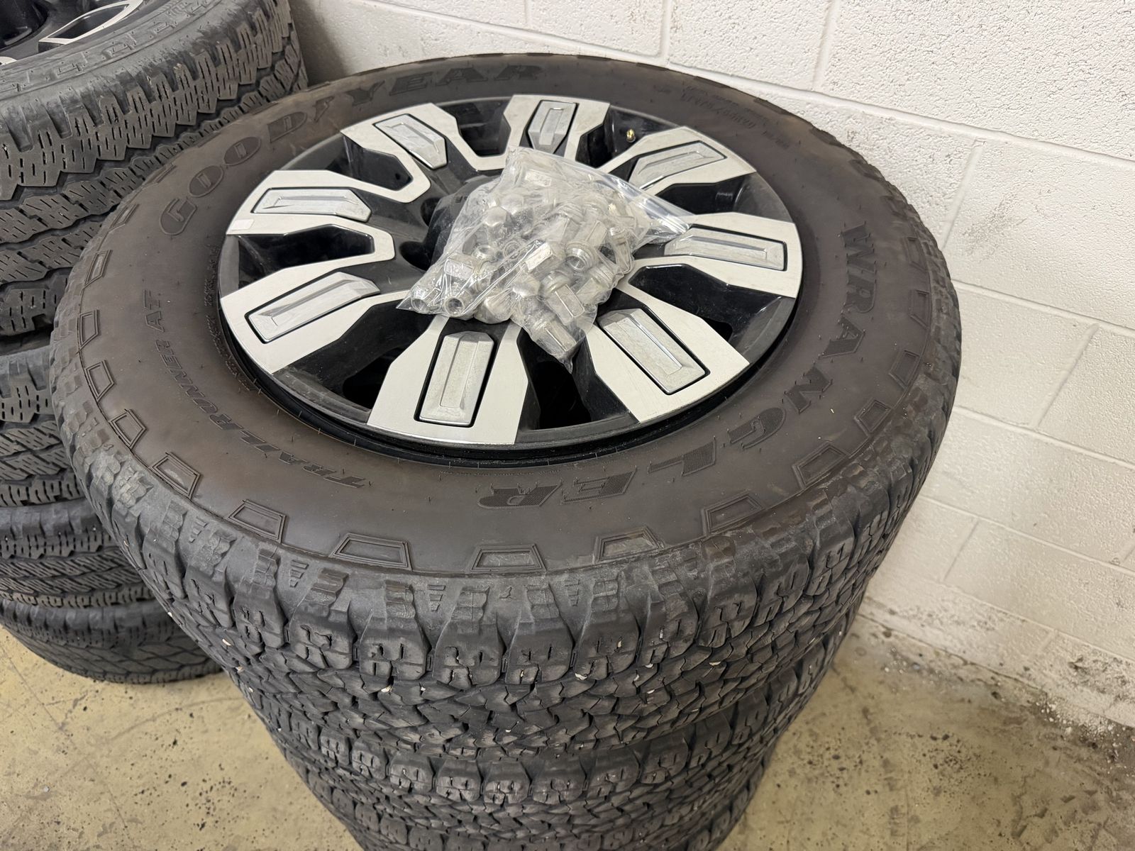 2024 GMC 3500 DENALI wheels