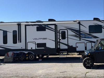 2018 Dutchmen Voltage 44ft Fifth toyHauler - Triple Axle, Sleeps 8, Residential Fridge, No Leaks