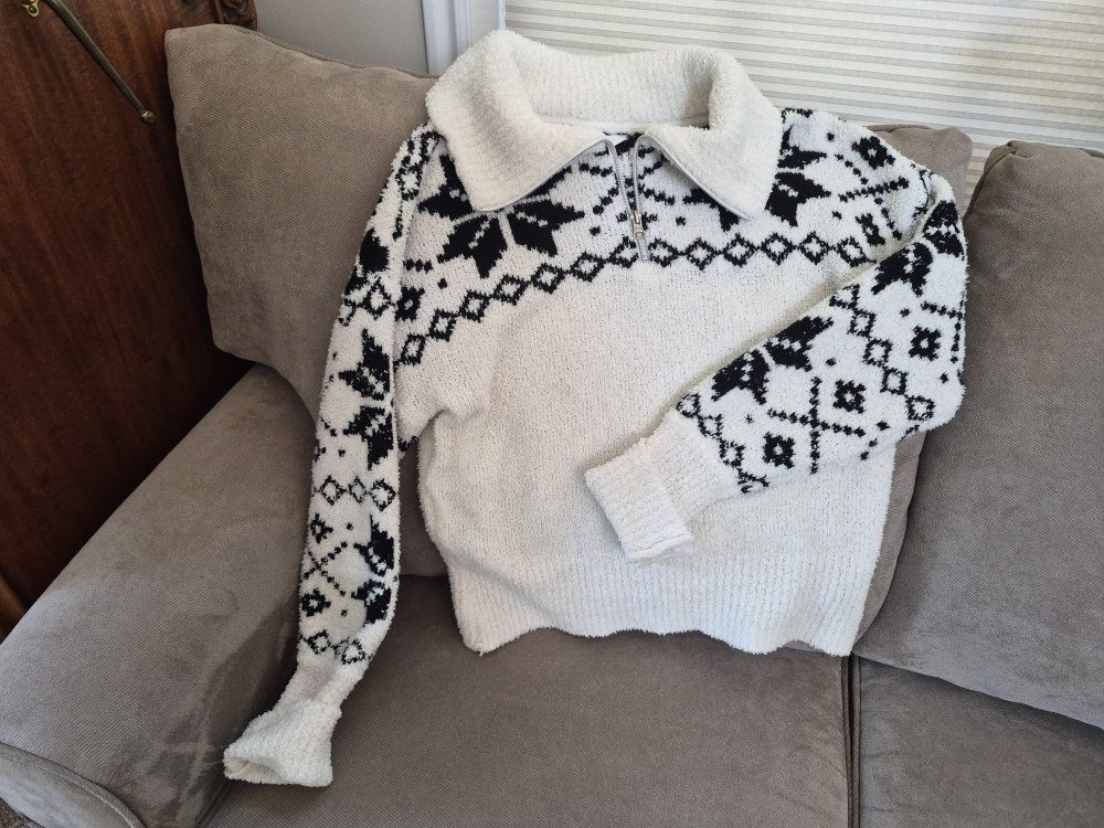 Fleece Knit Sweater White and Black 4/6
