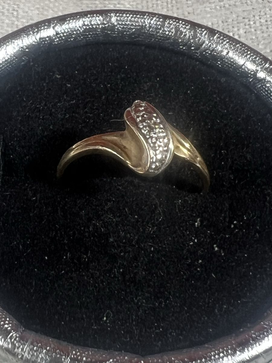 Elegant 10K Gold Nugget Accent Bypass Ring - Size 6