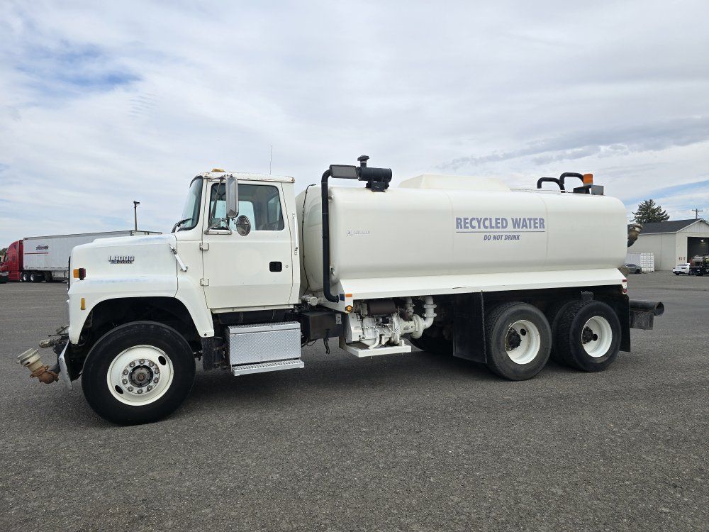 1993 Ford L8000 4,000gal Water Truck