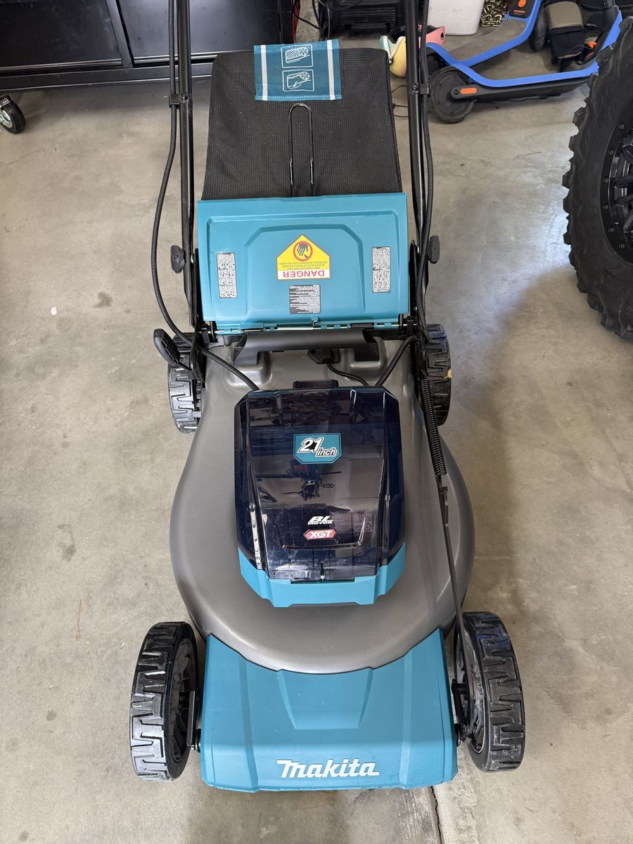 Makita XML09PT1 21" 40Vmax XGT Brushless Cordless Lawn Mower Kit w/ 4 Batteries & Charger