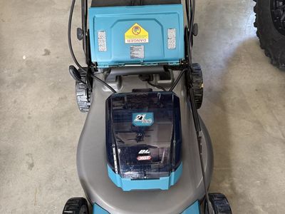 Makita XML09PT1 21" 40Vmax XGT Brushless Cordless Lawn Mower Kit w/ 4 Batteries & Charger