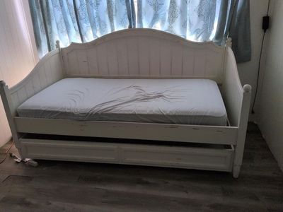 White Twin Daybed with Pull-Out Trundle