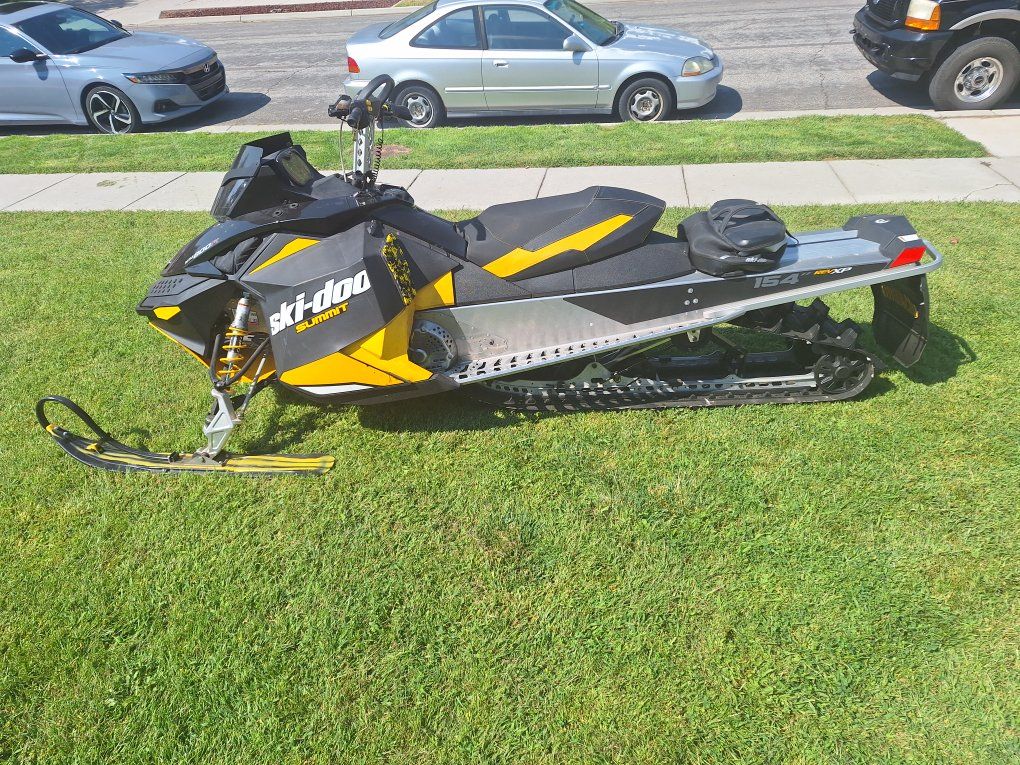 2012 Ski-Doo 800 Summit X Etec 154 Track Low miles