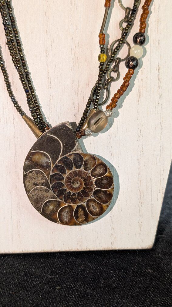Gorgeous ammonite fossil chunky necklace.
In exc