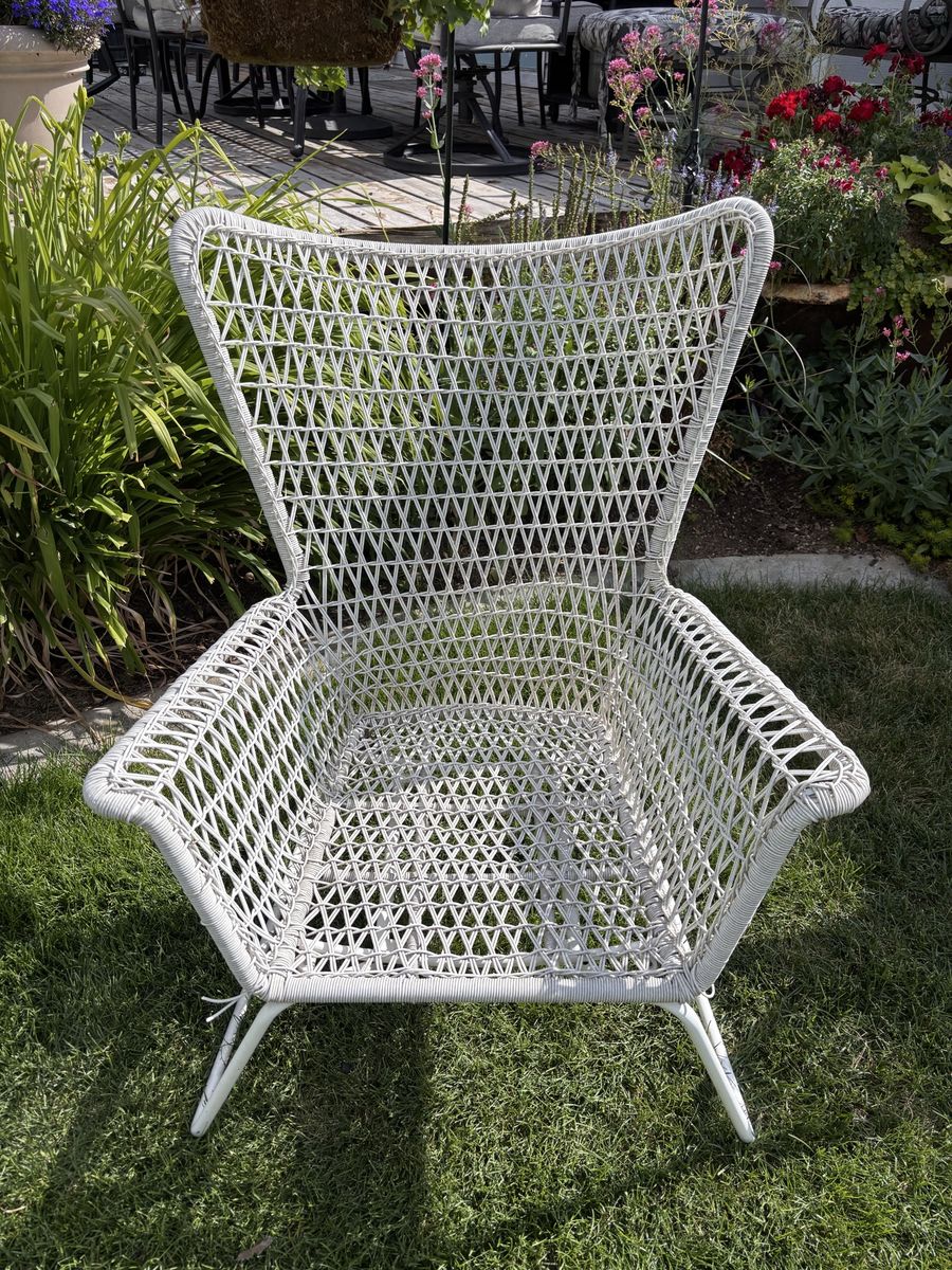 Darling vintage style wicker patio chair