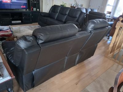 Reclining sofa and loveseat