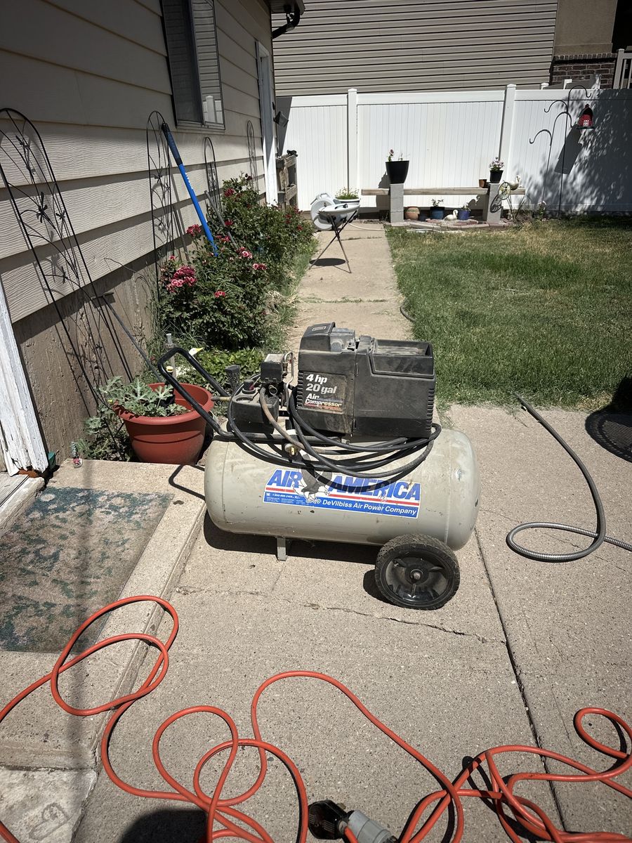 Air America DeVilbiss 4 HP 20 Gallon Air Compressor with Wheels - Used Condition