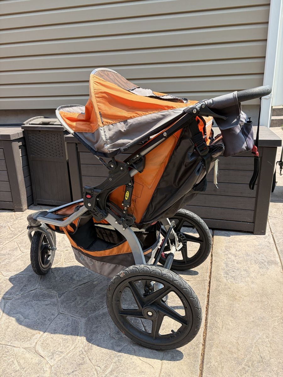 BOB Revolution SE Jogging Stroller - Never-Flat Gel Tubes